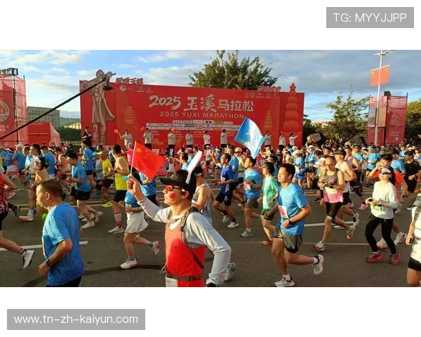 路跑马拉松，城市风光与运动的完美结合，马拉松在公路上跑吗